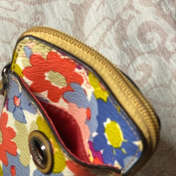 Authentic Coach Peyton Floral Vertical Wristlet - Picture 5 of 12